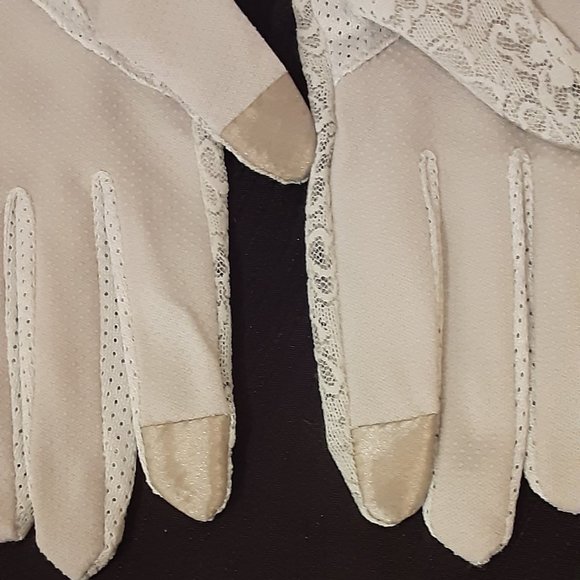Grey Lace, Summer Wedding Driving Touch Screen Gloves, Flower Detail. Medium - Picture 7 of 9
